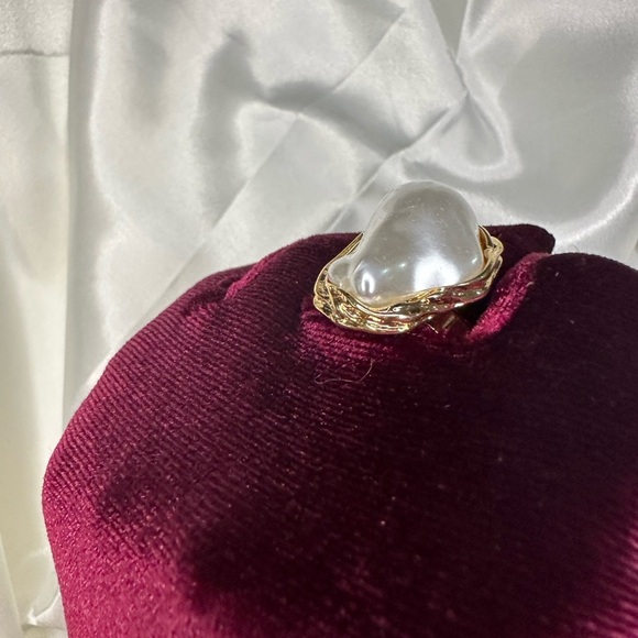 Zara Gold and White Ring with Timeless Elegance - Picture 7 of 9